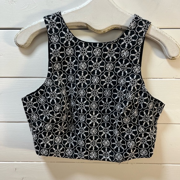 ❣️MAEVE Anthropologie Crop Top Brodé Noir et Blanc (Taille 6) - Picture 5 of 10